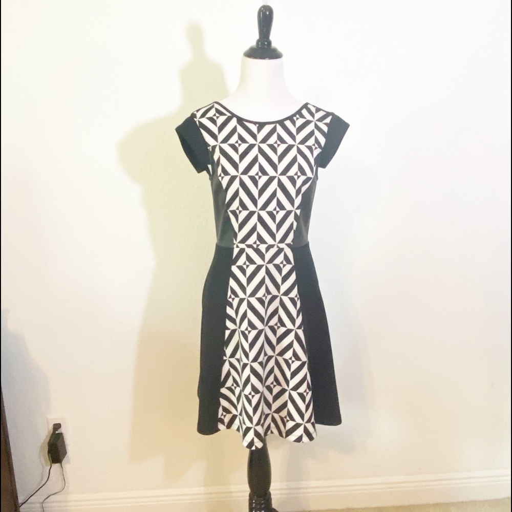 Material Girl Dress S Black White Print